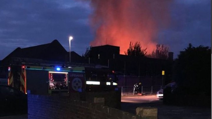 Οι πρώτες εικόνες από τη μεγάλη φωτιά σε σχολείο του Λονδίνου