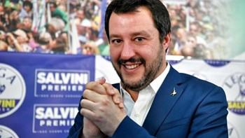 «Πιάνει» τόπο η σκληρή γραμμή Σαλβίνι στο προσφυγικό: Τι δείχνει δημοσκόπηση στην Ιταλία