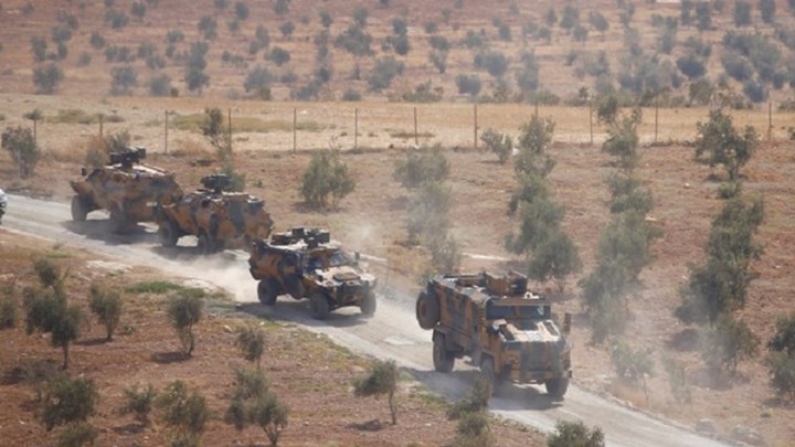 Τουρκικά άρματα προωθούνται στα σύνορα με τη Συρία