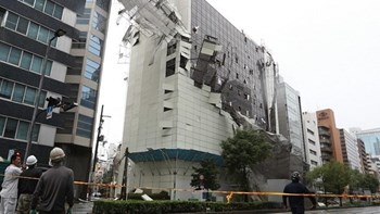 Ο τυφώνας Τζέμπι που χτύπησε την Ιαπωνία έχει ήδη αφήσει πίσω του εννέα νεκρούς κι εκτεταμένες υλικές ζημιές