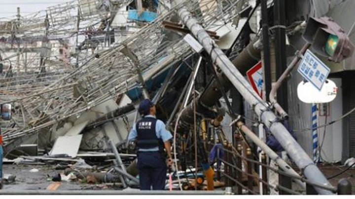Στο έλεος του τυφώνα ”Τζέμπι” η Ιαπωνία – 11 νεκροί και περισσότεροι από 600 τραυματίες