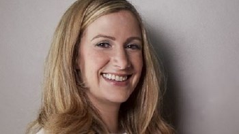 “Έφυγε” η 40χρονη δημοσιογράφος του BBC που είχε προαναγγείλει τον θάνατο της – ΒΙΝΤΕΟ