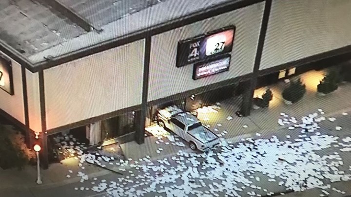 Φορτηγάκι «εισέβαλε» στα γραφεία του Fox News – ΦΩΤΟ