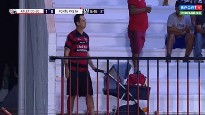 Όταν παίζει η αγαπημένη σου ομάδα και πρέπει να βγάλεις βόλτα το μωρό – ΒΙΝΤΕΟ