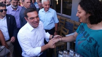 Η ατάκα του Τσίπρα για τον Πολάκη που προκάλεσε γέλιο: Μην του δίνετε ρακή γιατί έπεσε στην μαρμίτα όταν ήταν μικρός – ΒΙΝΤΕΟ