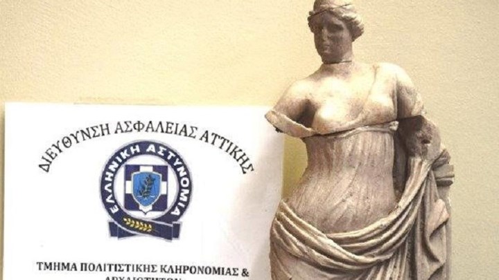 Αρχαιοκάπηλος συνελήφθη στο Λουτράκι – Στην κατοχή του βρέθηκε άγαλμα της θεάς Αφροδίτης από το Μουσείο Προϊστορικής Θήρας – ΦΩΤΟ