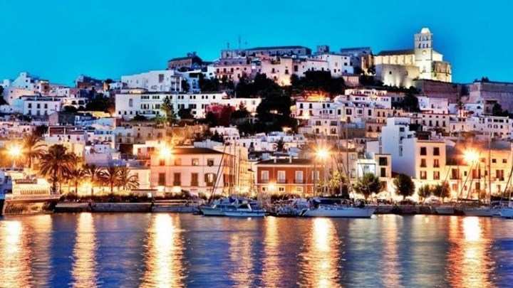 59χρονη αποπλάνησε 14χρονο στις διακοπές τους στην Ίμπιζα – Ερωτικές περιπτύξεις στο μπαλκόνι του ξενοδοχείου – ΦΩΤΟ