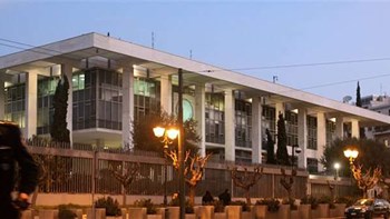 Aνατροπή οχήματος μετά από σύγκρουση έξω από την Αμερικανική Πρεσβεία