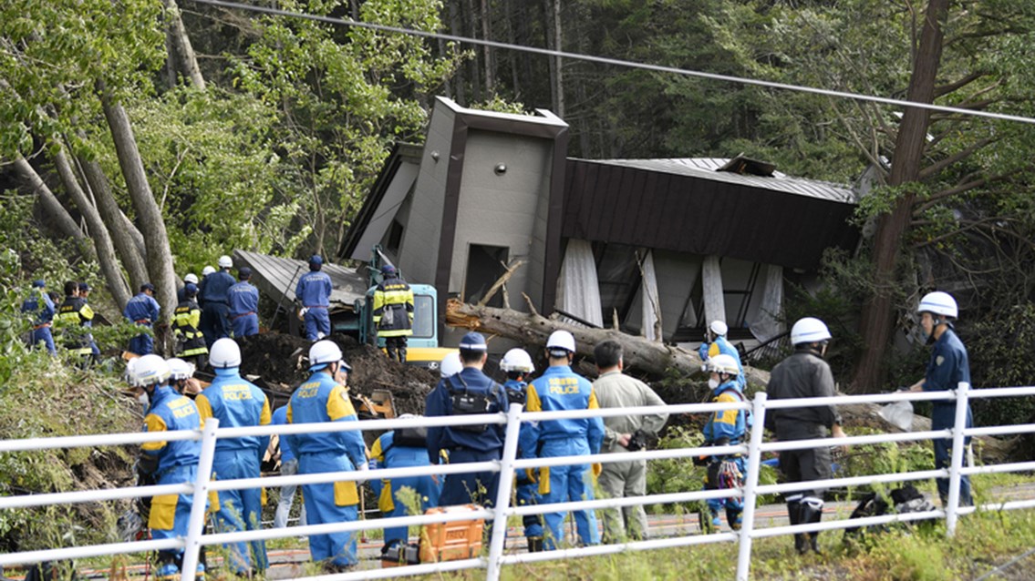 Τουλάχιστον ένας νεκρός, 32 αγνούμενοι, 120 τραυματίες μετά τον σεισμό των 6,7 βαθμών στην Ιαπωνία