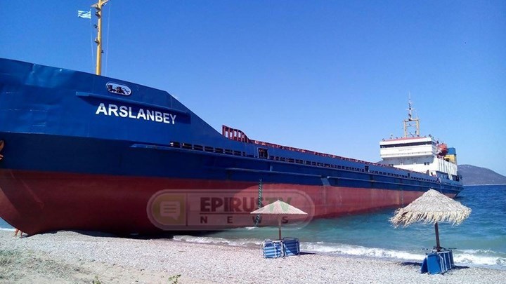 Αποκολλήθηκε με τη βοήθεια ρυμουλκού το πλοίο που προσάραξε στην Εύβοια