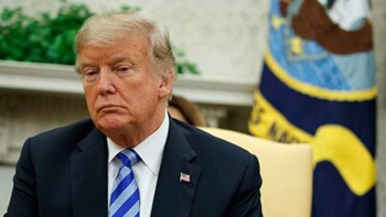 Χαμός στον Λευκό Οίκο από ανυπόγραφο άρθρο των New York Times – Ο Τραμπ καλεί την εφημερίδα να δώσει τα στοιχεία του συγγραφέα του κειμένου  -ΦΩΤΟ- ΒΙΝΤΕΟ