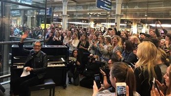 Γνωστός ηθοποιός εξέπληξε επιβάτες στον σιδηροδρομικό σταθμό του Λονδίνου παίζοντας πιάνο – ΒΙΝΤΕΟ