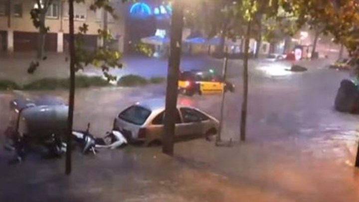 Ποτάμια οι δρόμοι της Βαρκελώνης – Επέπλεαν τα αυτοκίνητα – BINTEO