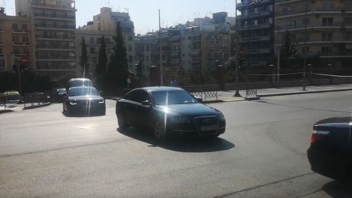 Υπό δρακόντεια μέτρα ασφαλείας έφτασε στο υπουργείο Μακεδονίας Θράκης ο Τσίπρας – ΒΙΝΤΕΟ