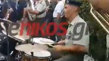 Η μπάντα του στρατού έπαιξε στον Τσίπρα το “We will rock you” – ΒΙΝΤΕΟ