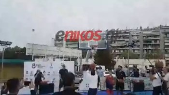 Ο Τσίπρας έπαιξε μπάσκετ στη ΔΕΘ – Οι βολές του Πρωθυπουργού και ο διάλογος με τα παιδιά – ΒΙΝΤΕΟ