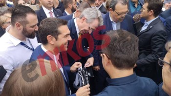 Φανέλα του ΠΑΟΚ έκαναν δώρο στον Τσίπρα –  Τι είπε ο Πρωθυπουργός για το γήπεδο – ΦΩΤΟ – ΒΙΝΤΕΟ