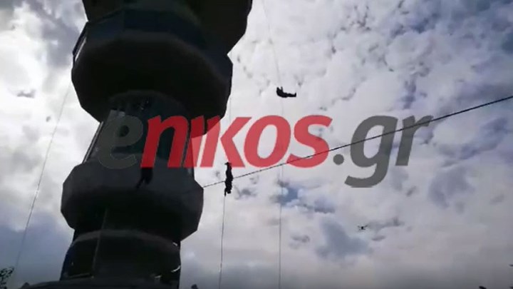 Κόβει την ανάσα η καταρρίχηση ανδρών της ΕΚΑΜ από τον Πύργο του ΟΤΕ – ΒΙΝΤΕΟ