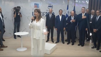 Πρώην παίκτρια του Fame Story έψαλε τους εθνικούς ύμνους Ελλάδας και ΗΠΑ στη ΔΕΘ – ΒΙΝΤΕΟ