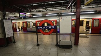 Παραλίγο τραγωδία στο Λονδίνο: Μητέρα έπεσε στις ράγες του μετρό μαζί με το μωρό της