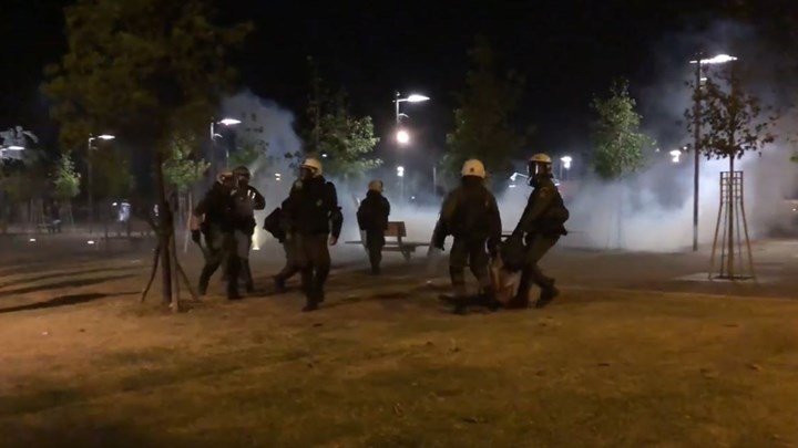 Εμπόλεμη ζώνη η Θεσσαλονίκη – Εκτεταμένα επεισόδια και βίαιες συγκρούσεις – Ξύλο σε διαδηλωτές και χημικά σε γυναικόπαιδα -ΦΩΤΟ – ΒΙΝΤΕΟ