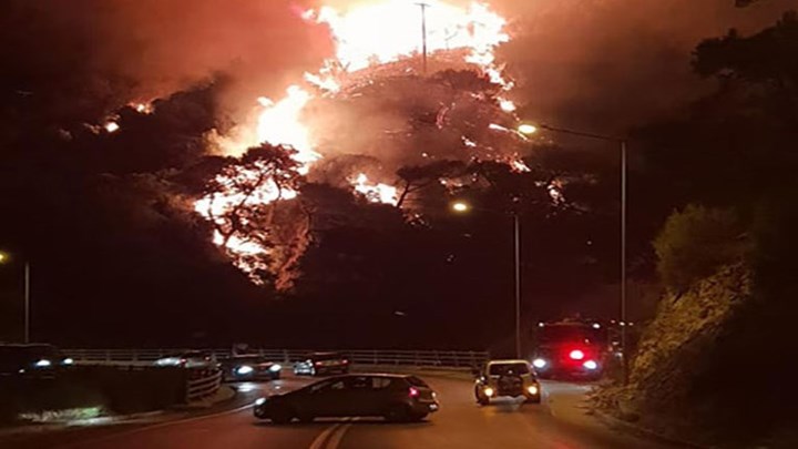 Ανεξέλεγκτη η φωτιά στην Σάμο – Πυροσβέστες από Ναύπλιο και Άργος αναχ΄ψρησαν για το νησί