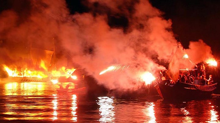 Χιλιάδες επισκέπτες στις Σπέτσες για την «Αρμάτα»