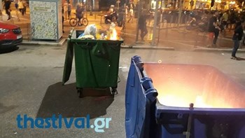 Δεκατρείς καμένοι κάδοι απορριμμάτων από τα επεισόδια στη Θεσσαλονίκη