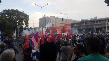 Προσαγωγές και συλλήψεις για τα επεισόδια στη Θεσσαλονίκη – 15 τραυματίες αστυνομικοί