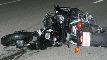 Οδηγός εγκατέλειψε αβοήθητο νεαρό ζευγάρι – Νεκρά τα δύο άτομα που επέβαιναν στην μηχανή