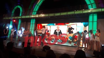 Η τούρτα – έκπληξη στον Μάρκο Σεφερλή την ώρα της παράστασης – ΦΩΤΟ – ΒΙΝΤΕΟ