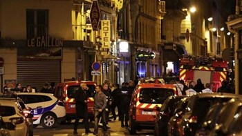 Νύχτα τρόμου στο Παρίσι: Άνδρας επιτέθηκε με μαχαίρι και σιδηρολοστό σε περαστικούς – Επτά τραυματίες