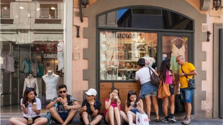 Με πρόστιμα έως και 500 ευρώ κινδυνεύουν οι τουρίστες στη Φλωρεντία που τρώνε στον δρόμο