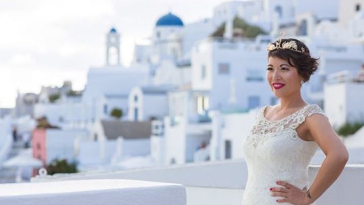 Γάμος χωρίς…γαμπρό στη Σαντορίνη – Ποια είναι η 38χρονη που την χώρισε ο σύντροφός της και παντρεύτηκε τον εαυτό της