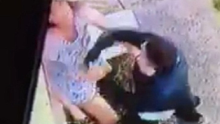 Βίντεο που σοκάρει – Άνδρας γρονθοκοπεί αλύπητα 30χρονη μητέρα μπροστά στα μάτια του παιδιού της – ΒΙΝΤΕΟ