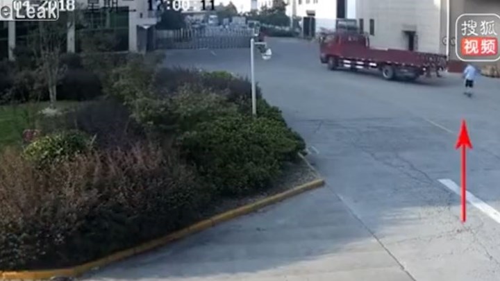 Σοκαριστικό βίντεο: Οδηγός φορτηγού έκανε όπισθεν και χτύπησε πεζό που ήταν «απασχολημένος» με το κινητό του