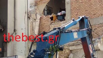 Συνέβη και αυτό: Εκσκαφέας πήγε για κατεδάφιση στην Πάτρα και γκρέμισε λάθος σπίτι – ΒΙΝΤΕΟ