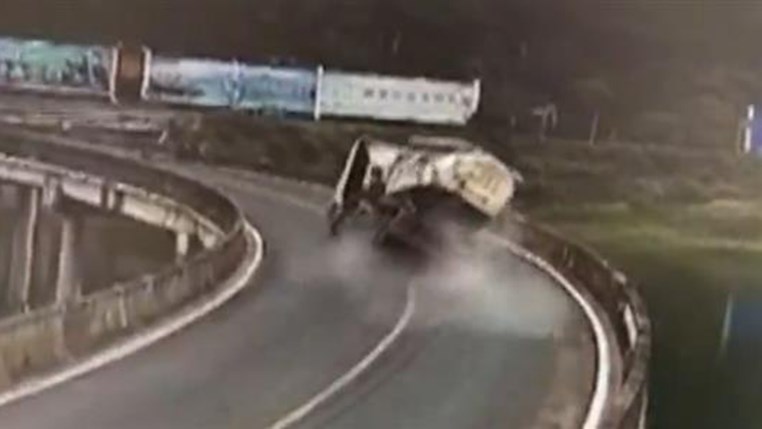 Τρομακτικό ατύχημα με μπετονιέρα – Έπεσε από γέφυρα σε λίμνη – BINTEO