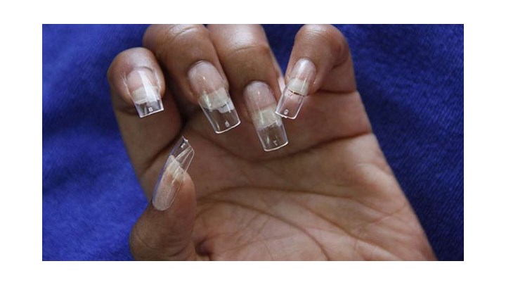 Σε αυτή τη χώρα θα απαγορεύεται η είσοδος στο κοινοβούλιο σε γυναίκες με ψεύτικα νύχια και βλεφαρίδες