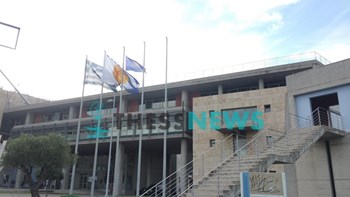 Ανέβασαν σημαία της Βεργίνας στο Δημαρχείο Θεσσαλονίκης – ΦΩΤΟ