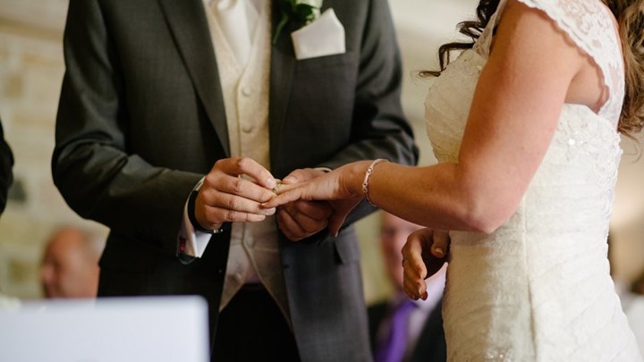 Νύφη… έτοιμη για όλα: Έδιωξε τον άπιστο γαμπρό, ακύρωσε τον γάμο και έκανε το γλέντι με τους συγγενείς του