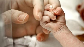 Η Ελλάδα “πεθαίνει” – Περιορίζονται οι γεννήσεις, αυξάνονται οι θάνατοι