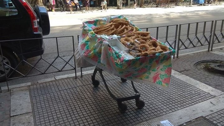 Ο πρώτος self service πάγκος- Οι πελάτες διαλέγουν το κουλούρι και αφήνουν το αντίτιμο – ΦΩΤΟ