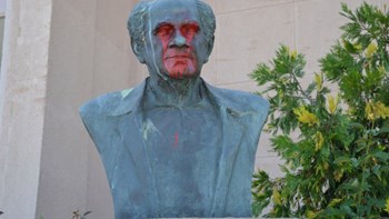 Βανδάλισαν την προτομή του επικεφαλής του ΕΑΜ στη Μυτιλήνη