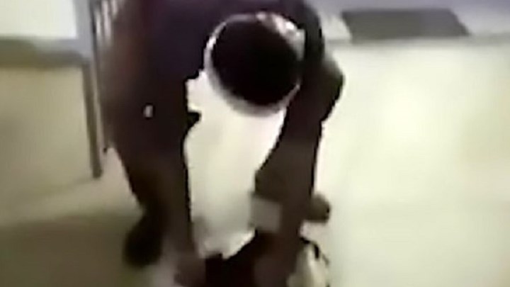 Εισέβαλε στο αστυνομικό τμήμα με το κεφάλι της γυναίκας του στα χέρια: Της έδωσα όλη την αγάπη μου -ΒΙΝΤΕΟ