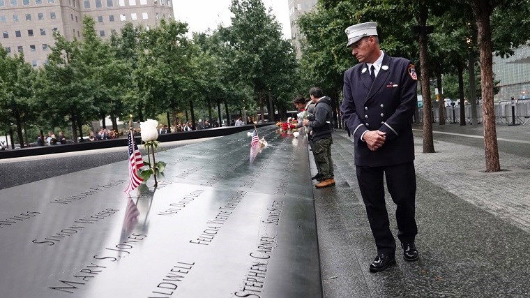 Τίμησαν τη μνήμη των θυμάτων της 11ης Σεπτεμβρίου στο μνημείο των Δίδυμων Πύργων