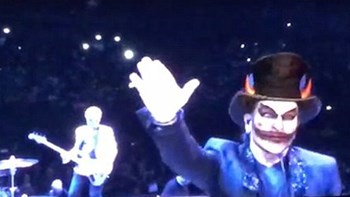 Ο Μπόνο χλευάζει τον Σουηδό ηγέτη της ακροδεξιάς – Ως…σατανικός κλόουν έκανε ναζιστικό χαιρετισμό – ΒΙΝΤΕΟ