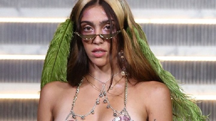 Προκλητική και με… αξύριστα πόδια εμφανίστηκε η κόρη της Μαντόνα στην πασαρέλα – ΦΩΤΟ