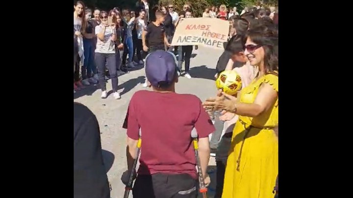 Με δάκρυα και αγκαλιές υποδέχτηκαν τον 14χρονο Αλέξανδρο στην Κοζάνη – Επέστρεψε νικητής από τις ΗΠΑ – ΒΙΝΤΕΟ