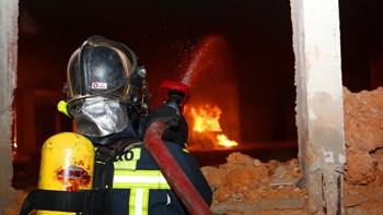 Στο νοσοκομείο τρία άτομα μετά από φωτιά σε διαμέρισμα στα Μελίσσια
